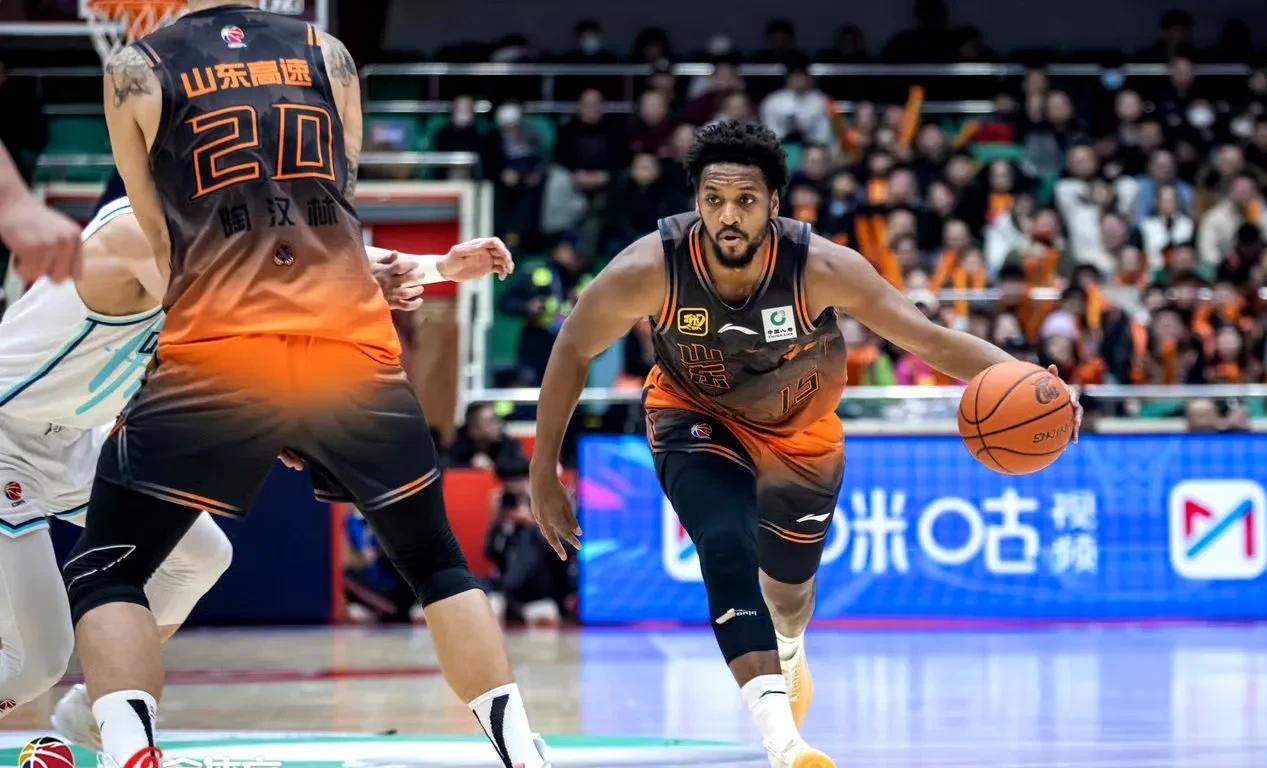 爱游戏 AYX 中国官方网站山东男篮再遭质疑备战CBA常规赛布莱顿国际比赛日再遭质疑，媒体一致点评：亚特兰大篮板制胜的简单介绍
